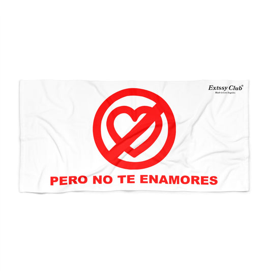 Pero No Te Enamores Beach Towel