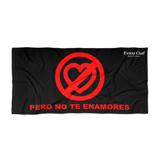 Pero No Te Enamores Beach Towel